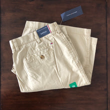 Cargar imagen en el visor de la galería, Short Tommy Hilfiger color beige
