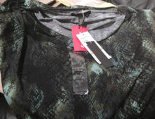 Cargar imagen en el visor de la galería, Blusa Kenneth Cole animal print talla S

